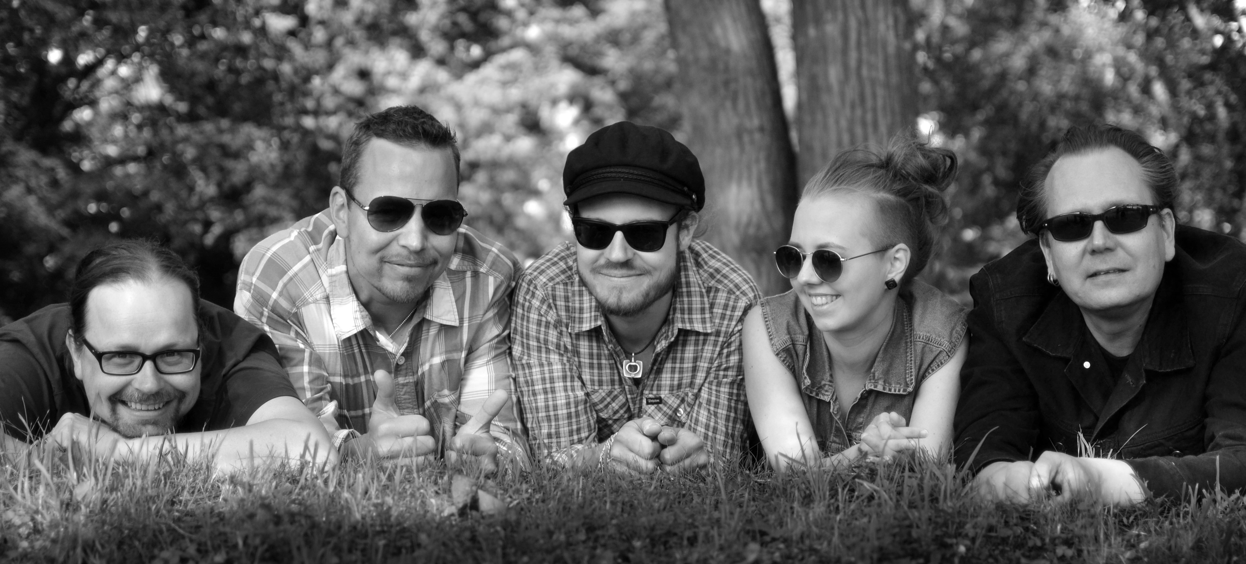 Tamperelainen Joku puhuu keittää kokoon vanhan ajan mysteerioita, arkirealismia ja isoja kertosäkeitä.